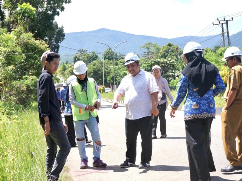 Peninjauan lahan rencana pembangunan rumah sakit baru di Desa Puncak Indah, Kecamatan Malili, Kamis (17/07/2025). @Jejakfakta/dok. Humas Pemkab Lutim