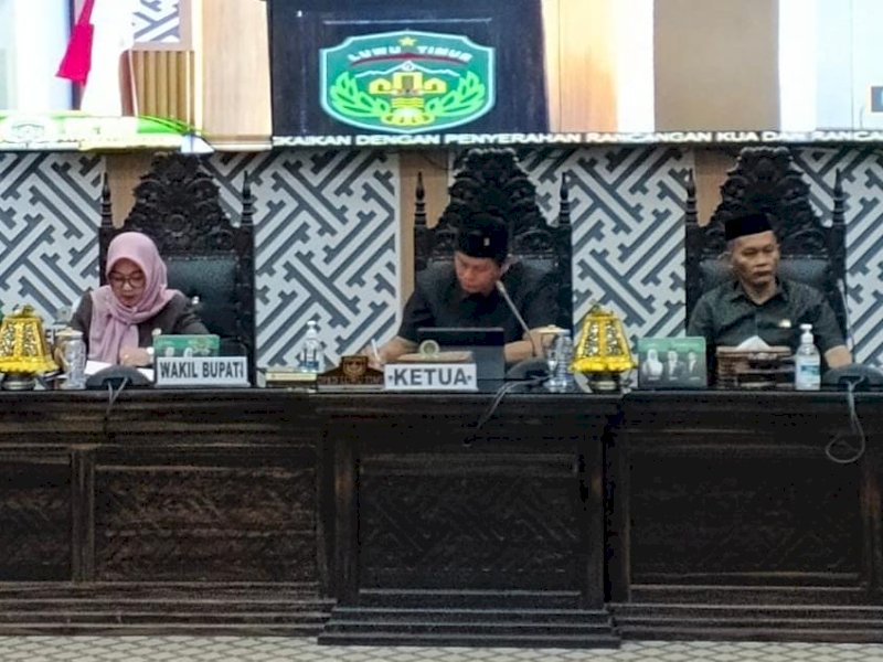 Wakil Bupati Luwu Timur, Hj. Puspawati Husler, menyampaikan jawaban atas Pemandangan Umum Fraksi DPRD terhadap Rancangan Peraturan Daerah (Ranperda) tentang Pertanggungjawaban Pelaksanaan Perubahan APBD Tahun Anggaran 2024 di Ruang Sidang Paripurna DPRD Luwu Timur, Kamis (17/7/2025). @Jejakfakta/dok. Humas Pemkab Lutim