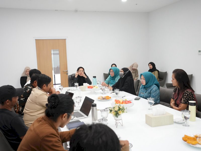  Ketua TP PKK Kota Makassar, Melinda Aksa, menghadiri audiensi bersama Dinas Lingkungan Hidup (DLH) Kota Makassar, Dewan Lingkungan, penggiat lingkungan, perwakilan bank sampah, serta pengelola TPS3R, Sabti (19/7/2025).  @Jejakfakta/dok. Humas Pemkot Makassar