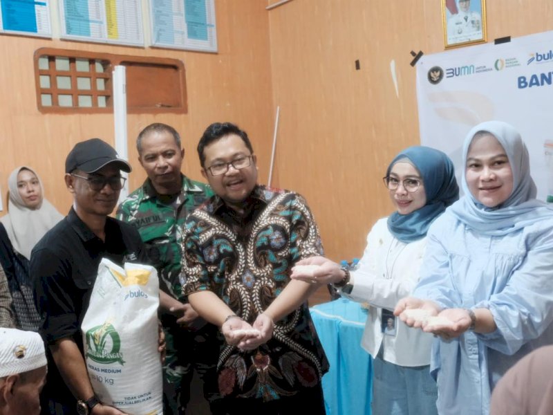 Pemkab Gowa bekerja sama dengan Perum Bulog Makassar mulai menyalurkan Bantuan Pangan Beras (BPB) untuk alokasi bulan Juni-Juli 2025 kepada masyarakat berpenghasilan rendah di Kelurahan Mawang, Kecamatan Somba Opu, Minggu (20/7/2025). @Jejakfakta/dok. Humas Pemkab Gowa