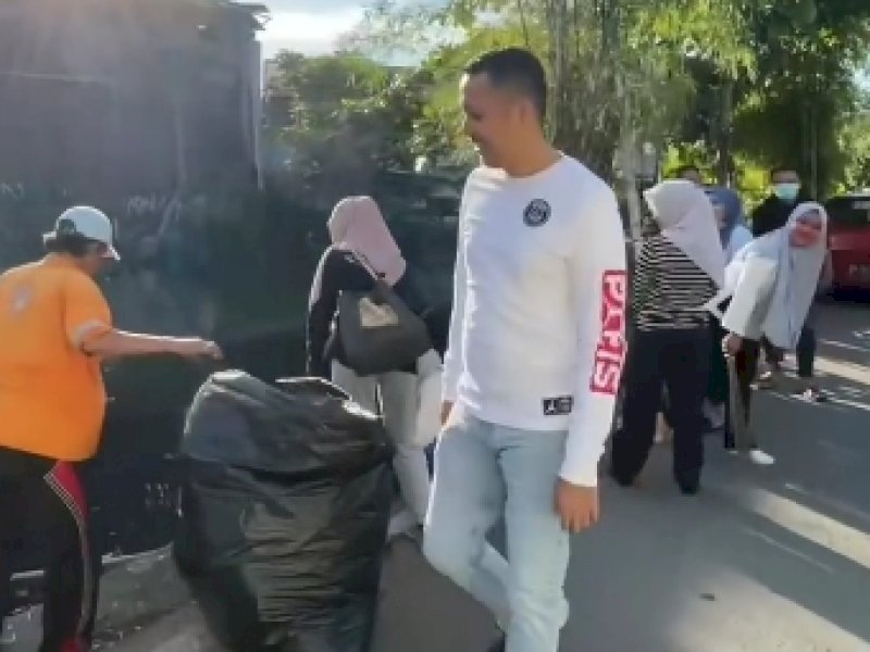 Camat Makassar Husni Mubarak memimpin langsung kegiatan Launching Penataan Kanal dan Jumat Bersih di sepanjang Jl. Inspeksi Kanal Kerung-Kerung, kawasan Sungai Saddang, Jumat pagi (18/7/2025). @Jejakfakta/dok. Istimewa