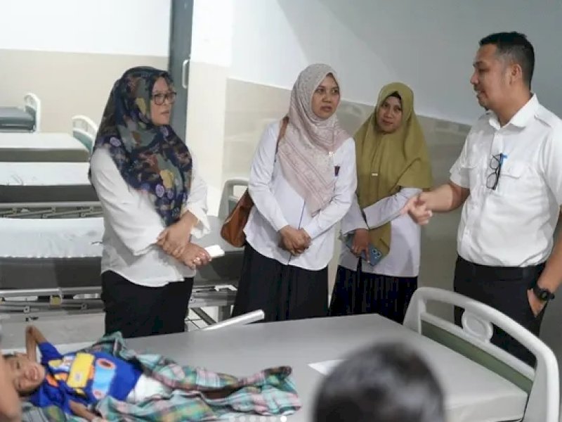 Camat Makassar, Husni Mubarak, saat meninjau langsung penanganan seorang anak penderita gizi buruk di wilayah Kelurahan Bara-baraya Utara, Rabu sore (16/7/2025). @Jejakfakta/dok. Istimewa