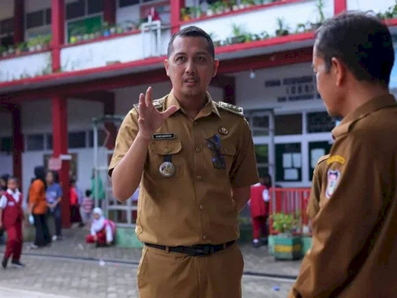 Camat Makassar Husni Mubarak, saat melakukan Sekolah Dasar (SD)  yang berada di wilayah Kecamatan Makassar, Selasa pagi (15/7/2025). @Jejakfakta/dok. Istimewa