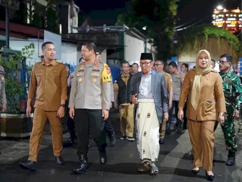 Camat Makassar Husni Mubarak dan Lurah Maradekaya Nur Muchlisia, mendampingi Kapolrestabes Makassar Kombes Pol. Arya Perdana, menghadiri kegiatan "Ngopi Bareng Kamtibmas" di Jl. Gunung Nona Baru Lr.40, Kelurahan Maradekaya, Senin (14/7/2025). @Jejakfakta/Istimewa