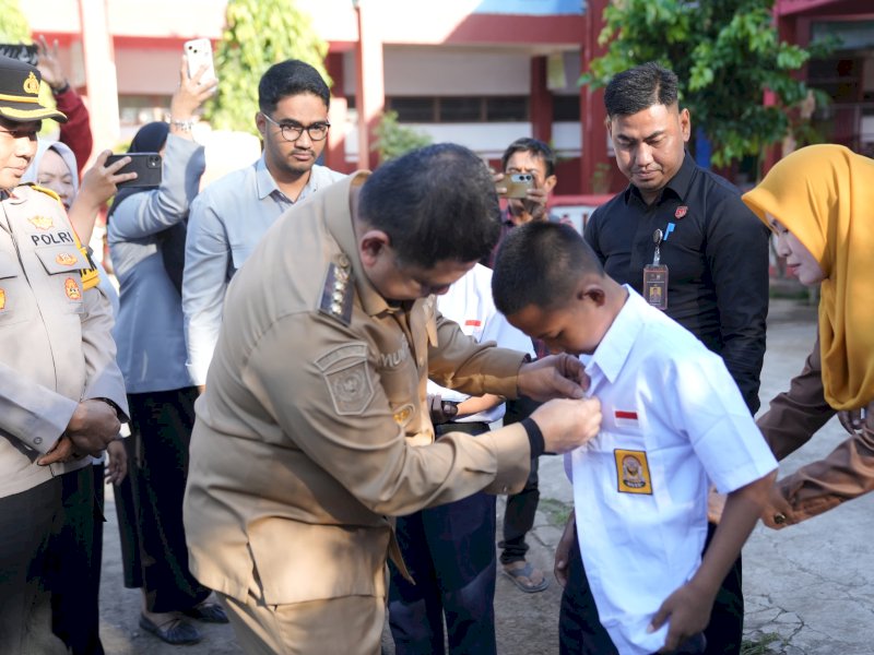  Wali Kota Makassar, Munafri Arifuddin, saat menghadiri penyaluran perdana program seragam gratis di SMP Negeri 3 Makassar, Senin (21/7/2025). @Jejakfakta/dok. Humas Pemkot Makassar