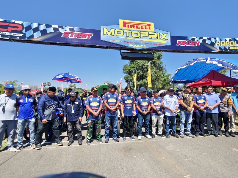 Putaran ketiga Kejuaraan Nasional (Kejurnas) Motoprix SSCP Kapolres Cup 2025 digelar di Sirkuit Sobat Karaeng Malombassang Labakkang, Pangkep, Minggu (20/7/2025). @jejakfaktacom/Humas Pemda Pangkep.