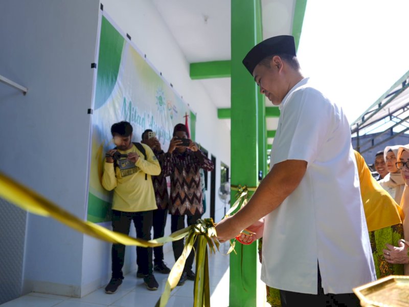 Pengguntingan pita oleh Bupati Pangkep Muhammad Yusran Lalogau, tanda peresmian gedung SD Aisyiyah Pangkep , Ahad (20/7/2025). @jejakfaktacom/Humas Pemda Pangkep