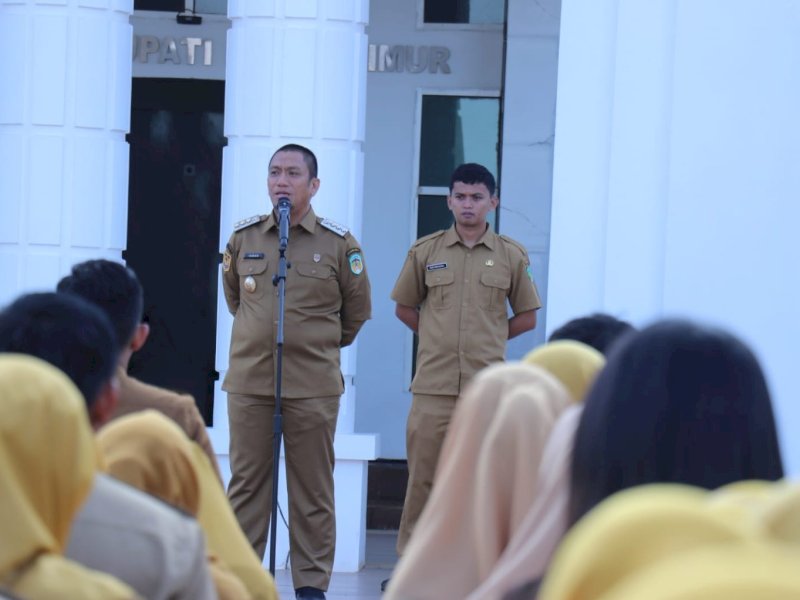 Bupati Luwu Timur, Irwan Bachri Syam, saat memimpin apel pagi di halaman Kantor Bupati, Senin (21/07/2025). @Jejakfakta/dok. Humas Pemkab Lutim