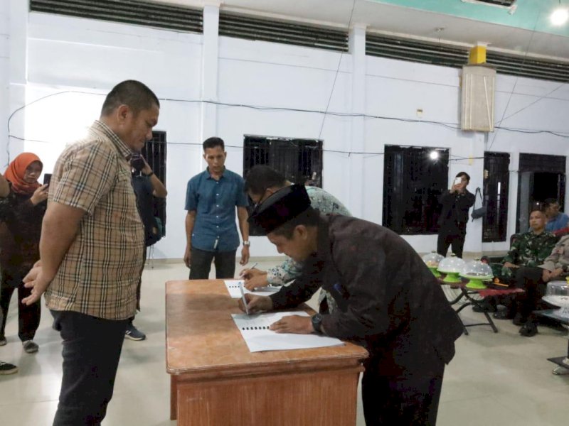 Bupati Luwu Timur, Irwan Bachri Syam, saat menghadiri serah terima jabatan (sertijab) dan pisah sambut Camat Burau, di Gedung Serbaguna Kecamatan Burau, Ahad malam (20/7/2025). @Jejakfakta/dok. Humas Pemkab Lutim