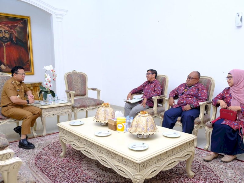 Wakil Bupati Gowa, Darmawangsyah Muin, saat menerima audiensi perwakilan AFEB PTMA di Rumah Jabatan Wakil Bupati Gowa, Senin (21/7/2025). @Jejakfakta/dok. Humas Pemkab Gowa