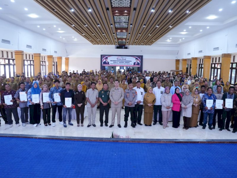 Bupati Pangkep Muhammad Yusran Lalogau, Forkopimda, Kepala OPD, Camat, Kades/Lurah, serta pengurus KMP, mengikuti peluncuran KMP secara daring, di ruang Pola Setda Pangkep, Senin (21/7/2025). @jejakfaktacom/Humas Pemda Pangkep