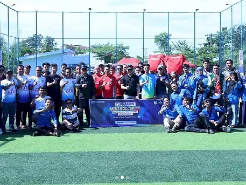  Camat Makassar, Husni Mubarak, menghadiri acara pembukaan Turnamen Mini Soccer yang diselenggarakan oleh Komite Nasional Pemuda Indonesia (KNPI) Kota Makassar, Sabtu (19/7/2025). @Jejakfakta/dok. Istimewa
