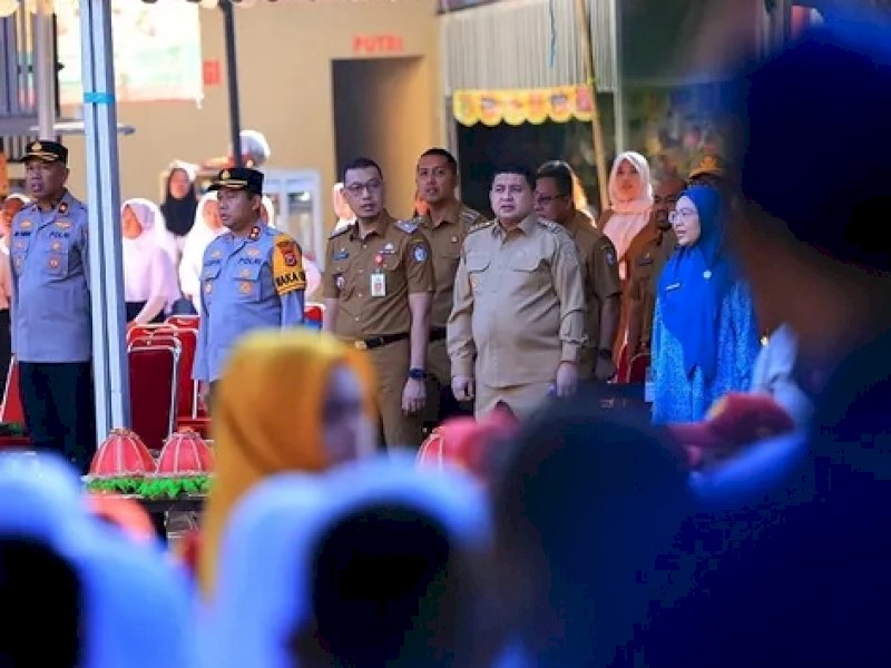 Camat Makassar, Husni Mubarak, turut mendampingi Wali Kota Makassar Munafri Arifuddin dalam kegiatan Launching Penyerahan Baju Sekolah Gratis bagi siswa SD dan SMP se-Kota Makassar di halaman SD Negeri Lariangbangi 1, Kelurahan Lariangbangi, Kecamatan Makassar, Senin (21/7/2025). @Jejakfakta/dok. Istimewa