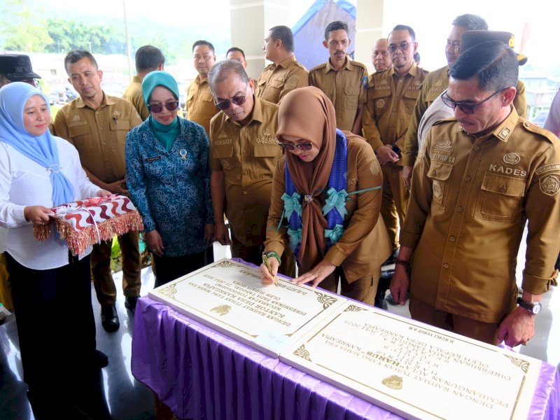 Bupati Gowa, Sitti Husniah Talenrang, meresmikan Kantor Desa Kanreapia di Kecamatan Tombolopao, Senin (21/7/2025). @Jejakfakta/dok. Humas Pemkab Gowa 