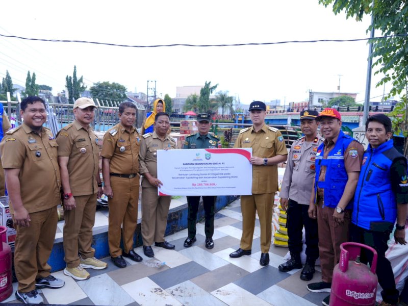 Penyerahan bantuan secara simbolis dilakukan oleh Bupati Pangkep, Muhammad Yusran Lalogau, di pinggir Sungai Pangkajene, Selasa (22/7/2025). @jejakfaktacom/Humas Pemda Pangkep.