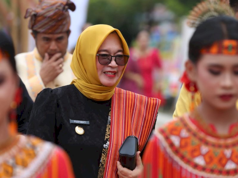 Wakil Bupati Luwu Timur, Hj. Puspawati Husler, saat menghadiri HUT Toraja Utara ke-17 di Lapangan Bhakti Rantepao, Senin (21/7/2025). @Jejakfakta/dok. Humas Pemkab Lutim