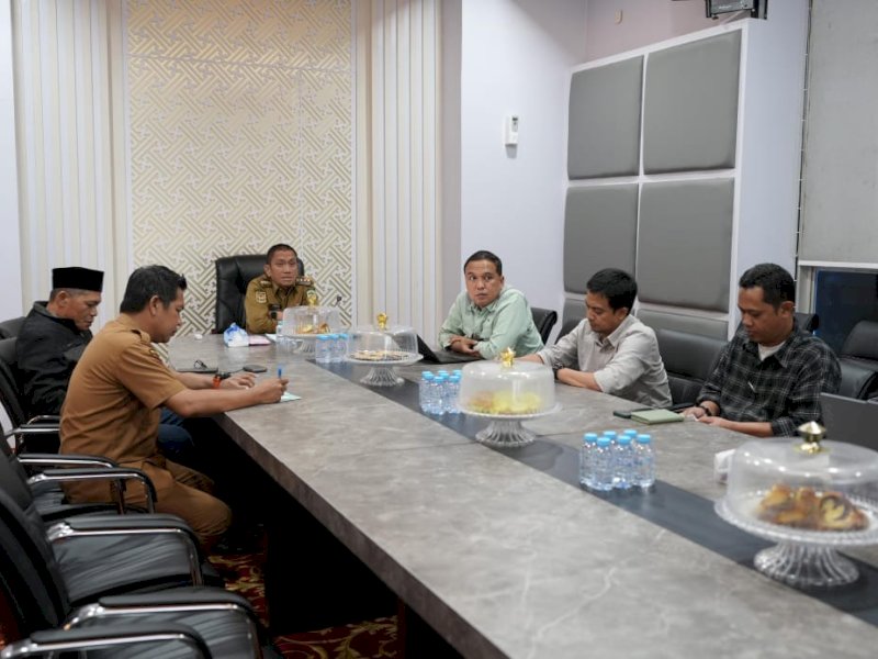 Bupati Luwu Timur Irwan Bachri Syam, menerima kunjungan dari tim konsultan PT. Rustika Global Indonesia di ruang rapat kantor bupati, Senin malam (21/7/2025). @Jejakfakta/dok. Humas Pemkab Lutim