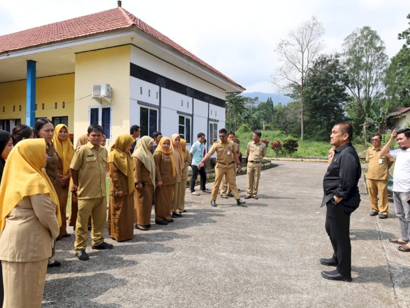 Bupati Luwu Timur, Irwan Bachri Syam, melakukan inspeksi mendadak (sidak) ke kantor Dinas Sosial P3A Kabupaten Luwu Timur, Selasa (22/07/2025) untuk memastikan kedisiplinan pegawai usai jam istirahat berakhir. @Jejakfakta/dok. Humas Pemkab Lutim