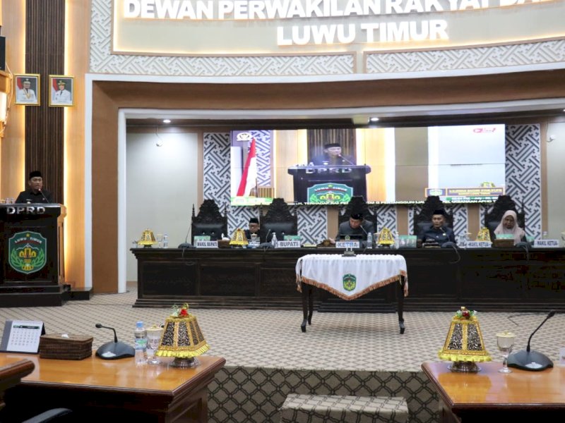 Bupati Luwu Timur, Irwan Bachri Syam, menyampaikan pendapat akhirnya terhadap Ranperda Pertanggungjawaban Pelaksanaan APBD Tahun Anggaran 2024 dalam Rapat Paripurna DPRD Luwu Timur, di Gedung DPRD Luwu Timur, Selasa (22/7/2025). @Jejakfakta/dok. Humas Pemkab Lutim