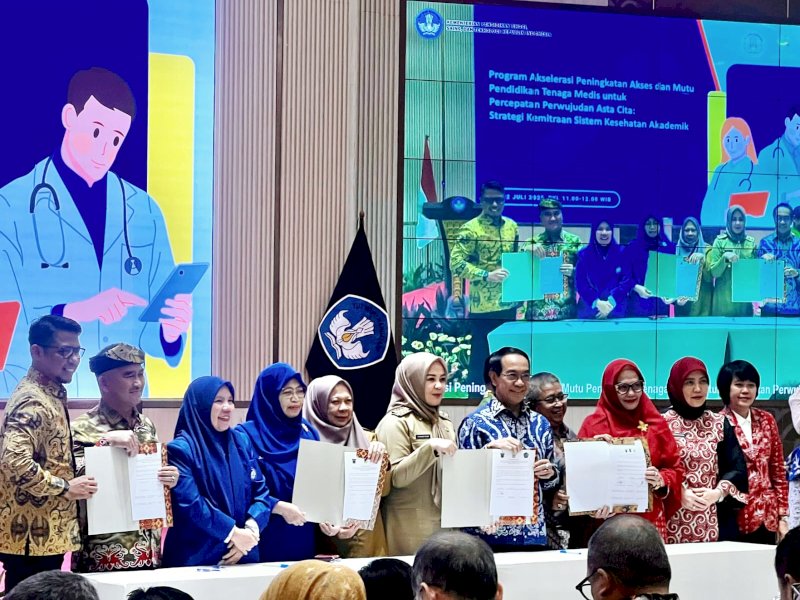 Wakil Wali Kota Makassar, Aliyah Mustika Ilham, menghadiri Peluncuran dan Penandatanganan Komitmen Program Akselerasi Pemenuhan dan Distribusi Dokter Spesialis melalui Sistem Kesehatan Akademik di Auditorium Gedung D Kemdiktisaintek, Jakarta, Selasa (22/7/2025). @Jejakfakta/dok. Humas Pemkot Makassar