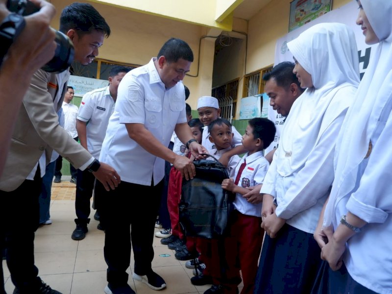 Wali Kota Makassar, Munafri Arifuddin, saat memberikan  bantuan perlengkapan sekolah, di Kompleks Perguruan Muhammadiyah, Jalan Kapoposang Makassar, Rabu (23/7/2025). @Jejakfakta/dok. Humas Pemkot Makassar