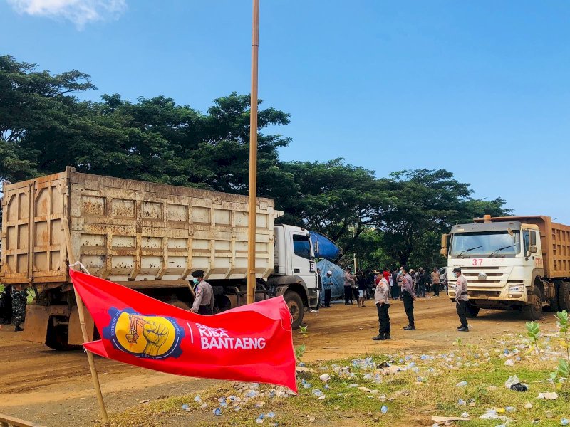 Sejumlah aparat gabungan dari TNI dan Polri melakukan pengamanan di dalam kawasan industri saat sejumlah buruh aksi blokade di Kawasan Industri Bantaeng (KIBA) sebagai bentuk protes terhadap PT. Huadi Nickel Alloy yang dinilai tidak memenuhi hak-hak buruh, Rabu (23/7/2025) @Jejakfakta/dok. Istimewa