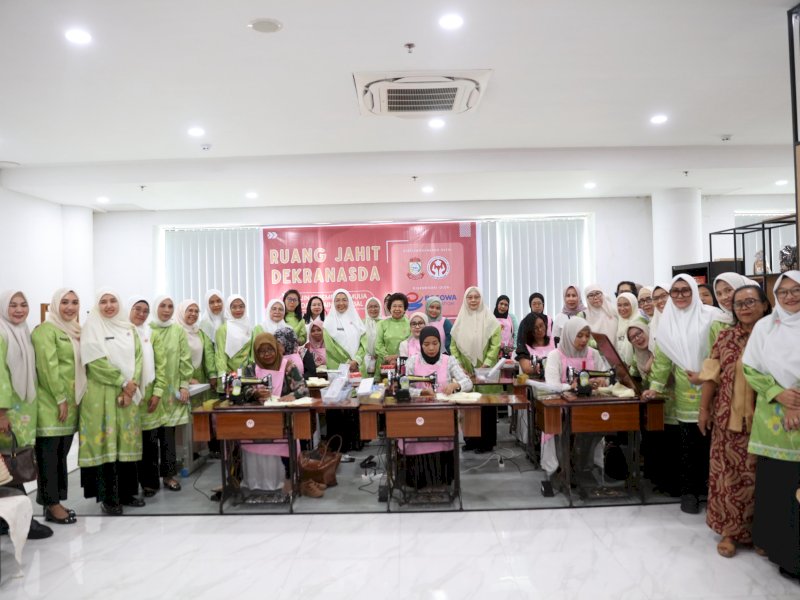 Ketua Dekranasda Kota Makassar, Melinda Aksa, meresmikan kegiatan Ruang Jahit sebagai upaya pemberdayaan perempuan melalui pelatihan keterampilan menjahit berbasis kerajinan lokal, di Gedung PKK Lantai 3, Rabu (23/7/2025). @Jejakfakta/dok. Humas Pemkot Makassar