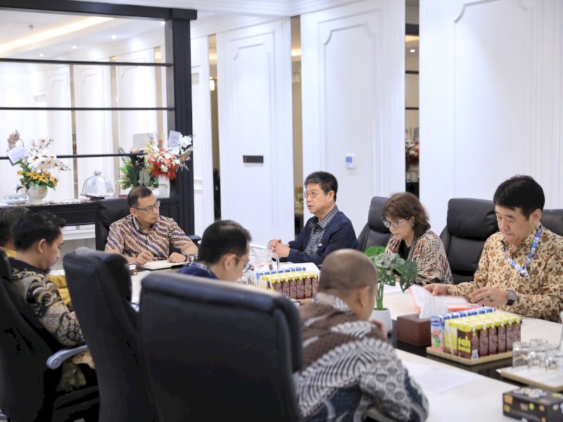 Sekretaris Daerah Makassar Andi Zulkifly, saat diskusi dengan Kepala Kantor Konsulat Jepang Ohashi Koichi dan Penasihat Kebijakan Pembangunan Daerah JICA, Shintani Naoyuki, di Ruang Rapat Sekda, Lantai 3 Kantor Balai Kota Makassar, Kamis (24/7/2025). @Jejakfakta/dok. Humas Pemkot Makassar