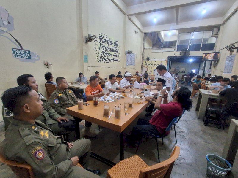 Plt Direktur Utama Ali Gauli Arif, melakukan rapat koordinasi rencana   penataan dan relokasi terhadap pedagang bayangan di sejumlah titik strategis, termasuk Pasar Terong, Pasar Pa'baeng-baeng, serta kawasan kanal Panampu hingga Jalan Alauddin, Kamis (24/7/2025). @Jejakfakta/dok. Humas Pemkot Makassar