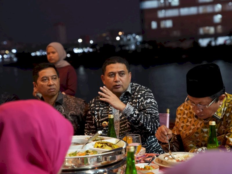Wali Kota Makassar Munafri Arifuddin, saat jamuan makan malam bersama Menteri Agama RI, Nasaruddin Umar,  di atas kapal pinisi Pantai Losari, Kamis (24/7/2025). @Jejakfakta/dok. Humas Pemkot Makassar