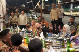 Munafri-Aliyah Bahas Strategi Pendidikan bersama Mendikdasmen di Atas Kapal Pinisi