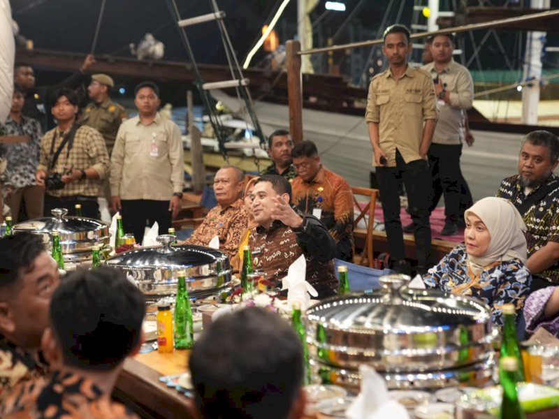 Wali Kota Makassar, Munafri Arifuddin, dan Wakil Wali Kota, Aliyah Mustika Ilham, menjamu Menteri Pendidikan Dasar dan Menengah (Mendikdasmen) Prof. Dr. Abdul Mu'ti di atas kapal pinisi, Kamis (24/7/2025) malam. @Jejakfakta/dok. Humas Pemkot Makassar