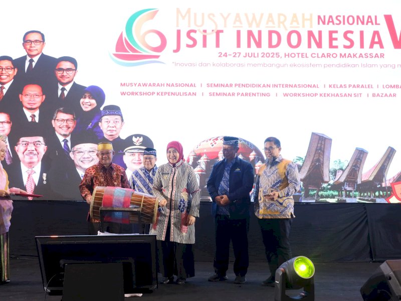 Wakil Wali Kota Makassar, Aliyah Mustika Ilham, menghadiri secara resmi Pembukaan Musyawarah Nasional (Munas) VI Jaringan Sekolah Islam Terpadu (JSIT) Indonesia yang digelar di Hotel Claro, Makassar, Jumat (25/72025). @Jejakfakta/dok. Humas Pemkot Makassar