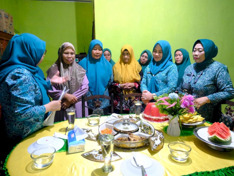 Ketua Tim Penggerak PKK Kabupaten Gowa, Andi Tenri Indah Darmawangsyah, saat menerima kunjungan Tim Penilai Provinsi Sulsel, di Desa Bontolangkasa Selatan, Kamis (24/7/2025). @Jejakfakta/dok. Humas Pemkab Gowa