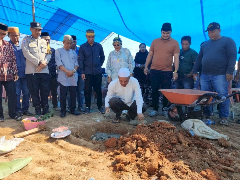 Suardi bersama keluarga besarnya, melakukan peletakan batu pertama pembangunan Masjid Al Munawwarah di RW 09 Timbuseng, Jumat (25/7/2025). @Jejakfakta/dok. Istimewa   