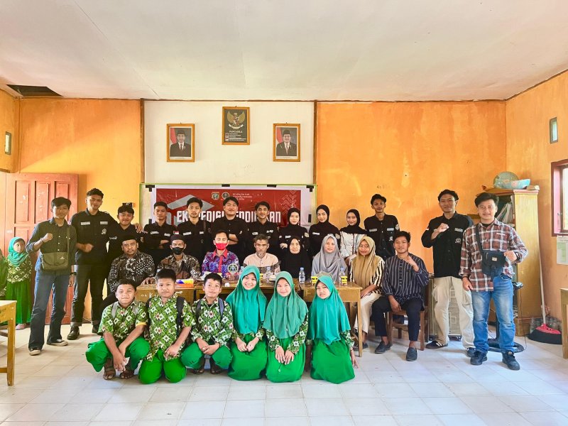 Ekspedisi Pendidikan KPM-PM Cabang Polewali bertajuk "Literasi Menyapa Pelosok: Mengabdi dan Menginspirasi" resmi dibuka, di  Desa Tubbi, Kecamatan Tutar, Kabupaten Polewali Mandar, pada Kamis (24/7/2025). @Jejakfakta/dok. KPM-PM Cabang Polewali