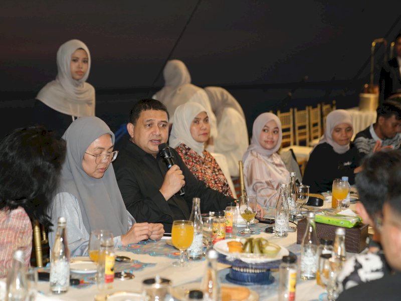  Wali Kota Makassar Munafri Arifuddin bersama Wakil Wali Kota Aliyah Mustika Ilham dan Tim Ahli Pemkot Makassar menggelar pertemuan strategis bersama para pimpinan media, di Pantai Losari, Sabtu (26/7/2025). @Jejakfakta/dok. Humas Pemkot Makassar 