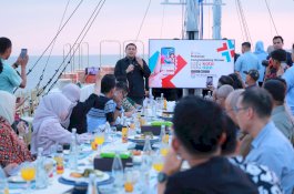Pemkot Makassar Beri Penghargaan Pemenang Penamaan Aplikasi Lontara+ dalam Congratulatory Sailing Dinner