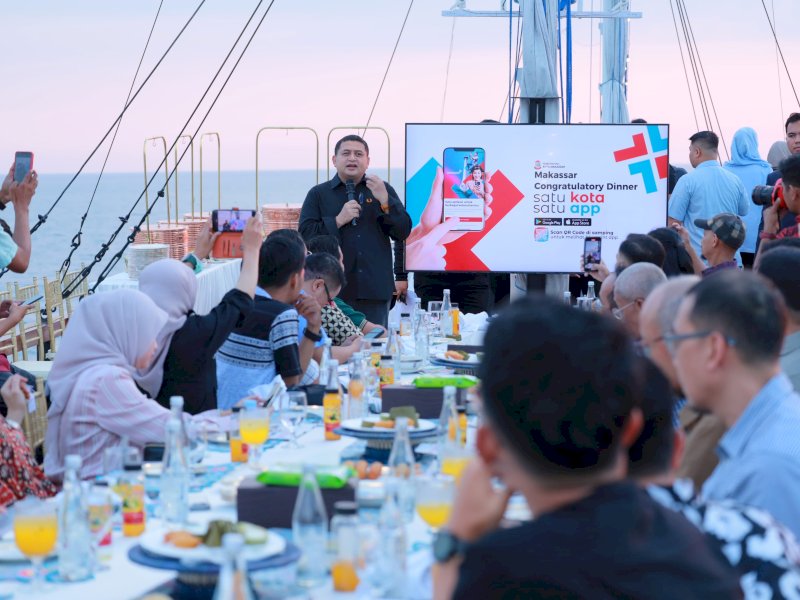 Wali Kota Makassar Munafri Arifuddin, usiai memberikan penghargaan pemenang kompetisi penamaan aplikasi layanan publik terpadu di acara Congratulatory Sailing Dinner dan Media Gathering, di atas kapal pinisi di Laut Pantai Losari, Makassar, Sabtu (26/7/2025). @Jejakfakta/Humas Pemkot Makassar