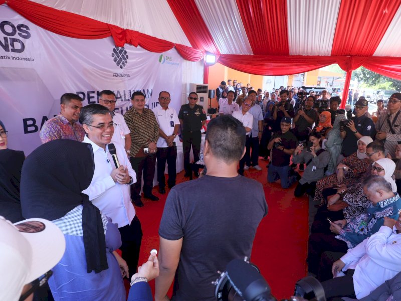 Wali Kota Makassar, Munafri Arifuddin, bersama Wakil Wali Kota, Aliyah Mustika Ilham, mendampingi Menaker RI, Prof. Dr. Yassierli, saat Monev Penyaluran BSU Tahun 2025 di PT Pos Indonesia (Persero) di Kantor Cabang Utama Makassar, Jalan Slamet Riyadi, Sabtu (26/7/2025). @Jejakfakta/dok. Humas Pemkot Makassar