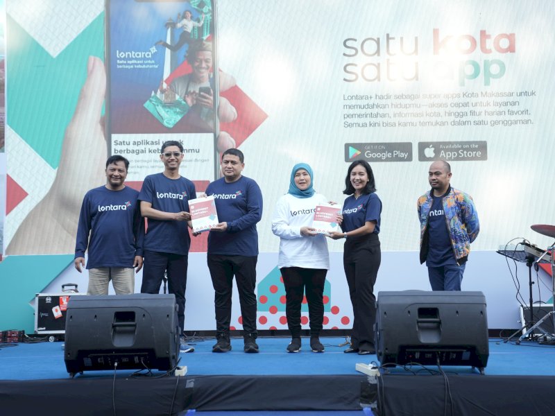 Wali Kota Makassar Munafri Arifuddin, dan Wakil Wali Kota Aliyah Mustika Ilham, saat pelaucuran aplikasi LONTARA+ (Layanan Online Terintegrasi Warga Makassar) versi 1.0, sebuah Super Apps di depan Monumen Mandala, di Jalan Jendral Sudirman, Minggu (27/7/2025). @Jejakfakta/dok. Humas Pemkot Makassar