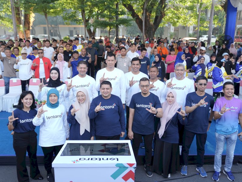Wali Kota Munafri Arifuddin dan Wakil Wali Kota Aliyah Mustika Ilham, resmi memperkenalkan aplikasi LONTARA+ (Layanan Online Terintegrasi Warga Makassar) kepada publik, saat peluncuran di car free day Jalan Jendral Sudirman, Minggu (27/7/2025). @Jejakfakta/dok. Humas Pemkot Makassar