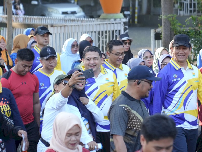 Wali Kota Makassar, Munafri Arifuddin, ikut memeriahkan Jalan Santai Peringatan Hari Keluarga Nasional (Harganas) ke-32 Tingkat Provinsi Sulawesi Selatan, Minggu pagi (27/7/2025). @Jejakfakta/dok. Humas Pemkot Makassar
