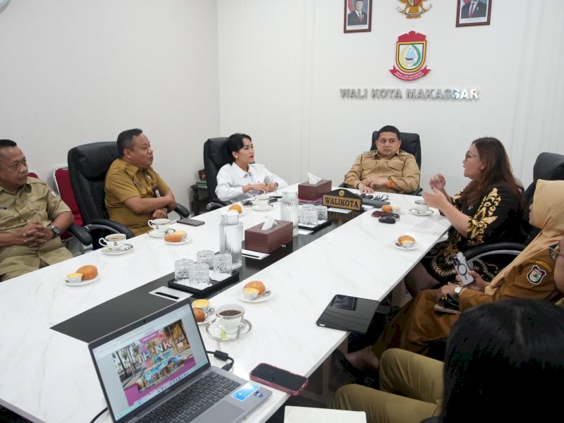 Wali Kota Makassar, Munafri Arifuddin, saat menerima  audiensi dari perwakilan Cambridge University Press and Assessment, di Balai Kota Makassar, pada Selasa (29/7/2025). @Jejakfakta/dok. Humas Pemkot Makassar