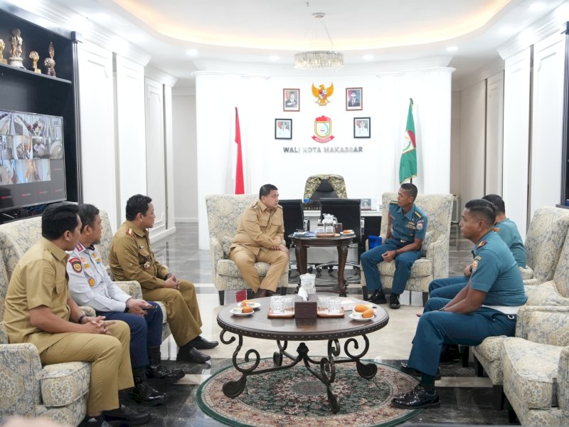  Wali Kota Makassar, Munafri Arifuddin, menerima audiensi dari perwakilan TNI Angkatan Laut, yang diwakili oleh Asisten Operasi DANLANTAMAL VI Letkol Laut (P) Andi Sulistiono, di Balai Kota, Selasa (29/7/2025). @Jejakfakta/dok, Humas Pemkot Makassar 