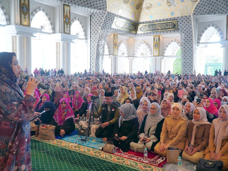 Wakil Wali Kota Makassar, Aliyah Mustika Ilham, menghadiri kegiatan Safari Dakwah bertema &ldquo;Menata Hati, Meraih Cinta-Nya&rdquo; yang digelar oleh Deenlight Project, di Masjid Raya Makassar, Selasa pagi (29/7/2025). @Jejakfakta/dok. Humas Pemkot Makassar 