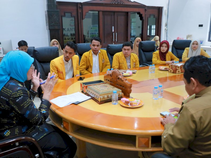 Wakil Wali Kota Makassar, Aliyah Mustika Ilham, menerima audiensi dari Pimpinan Daerah Ikatan Pelajar Muhammadiyah (PD IPM) Kota Makassar di ruang kerjanya, Senin (28/7/2025). @Jejakfakta/dok. Humas Pemkot Makassar