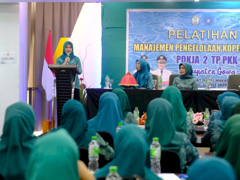 Ketua TP PKK Kabupaten Gowa, Andi Tenri Indah Darmawangsyah, saat membuka pelatihan Manajemen Pengelolaan Koperasi PKK di tingkat kecamatan di Hotel Royal Bay Makassar, Rabu (30/7/2025). @Jejakfakta/dok. Humas Pemkab Gowa