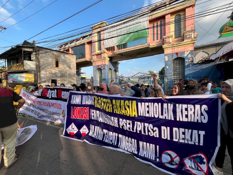 Ratusan warga dari wilayah Mula Baru, Tamala&rsquo;lang, Alamanda, dan Akasia melakukan aksi protes dan menolak pembangunan fasilitas Pengolahan Sampah menjadi Energi Listrik (PSEL) melalui skema PLTSa di Tamalanrea, Selasa (29/7/2025). @Jejakfakta/Istimewa