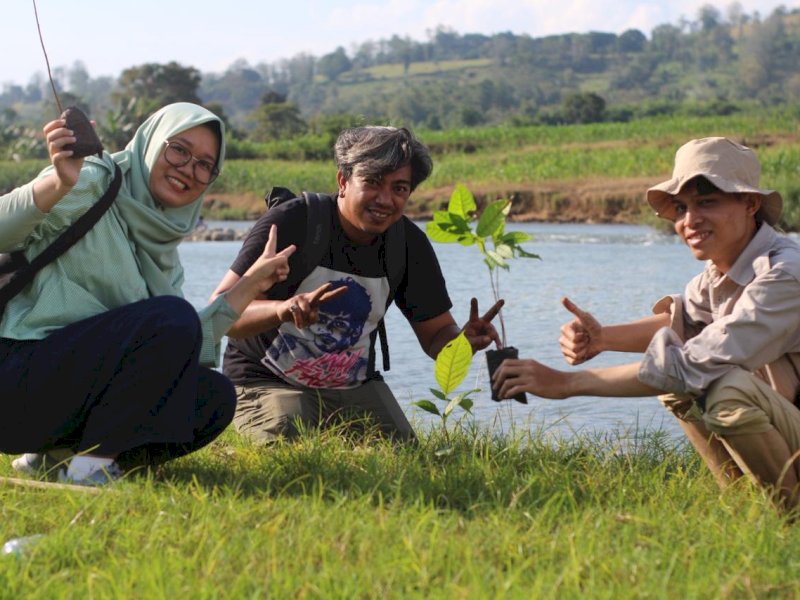 Puluhan organisasi dan komunitas lingkungan menggelar aksi kolaboratif penanaman pohon, di bantaran Sungai Leko Pancing, Desa Pucak, Kecamatan Tompobulu, Kabupaten Maros, Senin (28/7/2025). @Jejakfakta/dok. Istimewa